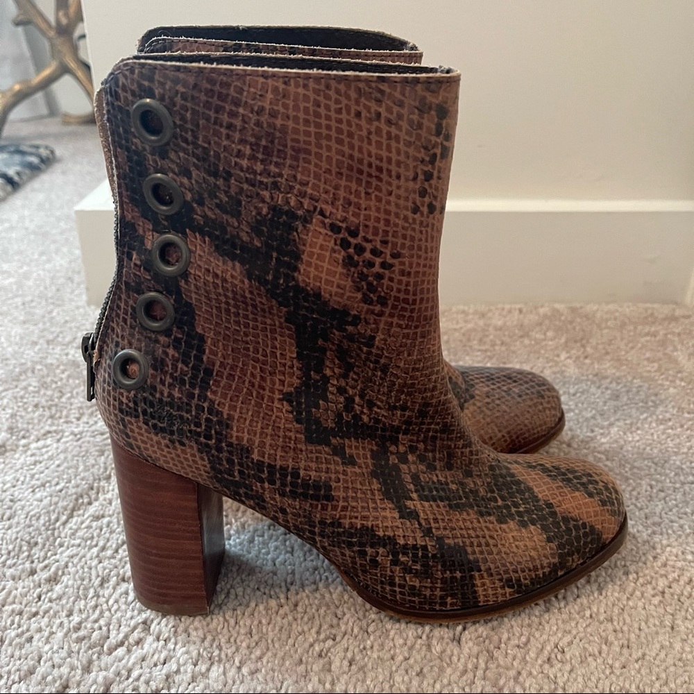 MUSSE & CLOUD Snakeskin Boots